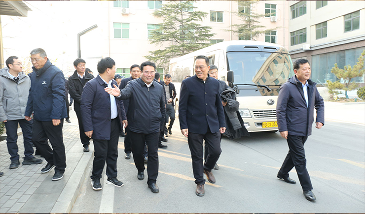 热烈欢迎新乡学院领导团深入大香蕉视频网公司调研，共绘校企合作蓝图