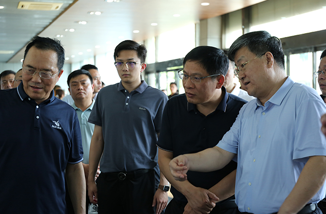 新乡市领导调研振动大香蕉性爱网产业链及企业上市工作